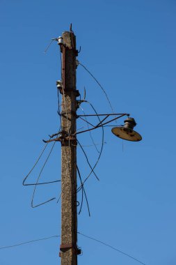 Direkte eski bir fener, elektrik kabloları.