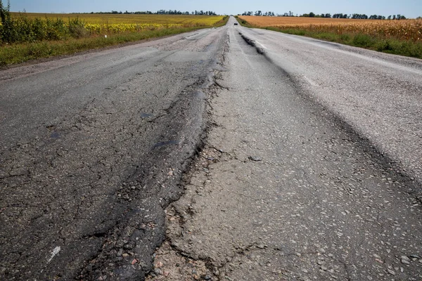 Bozuk asfalt yolda tümsekler