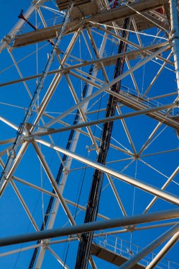 Aydınlık bir günde TV kulesinin tasarımı