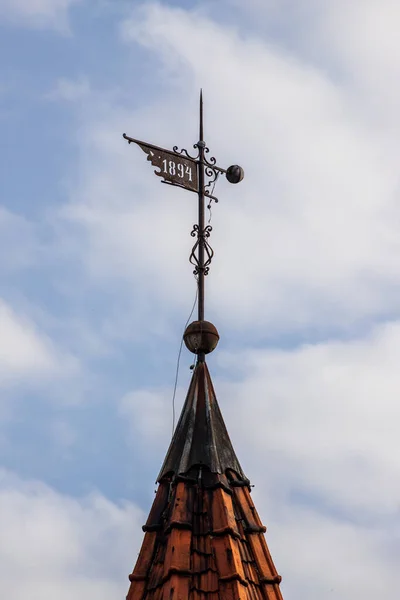 塔の上の古い錆びたベーン — ストック写真