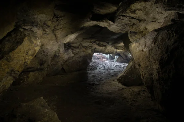 Grotta Med Ljus Vid Utgången — Stockfoto