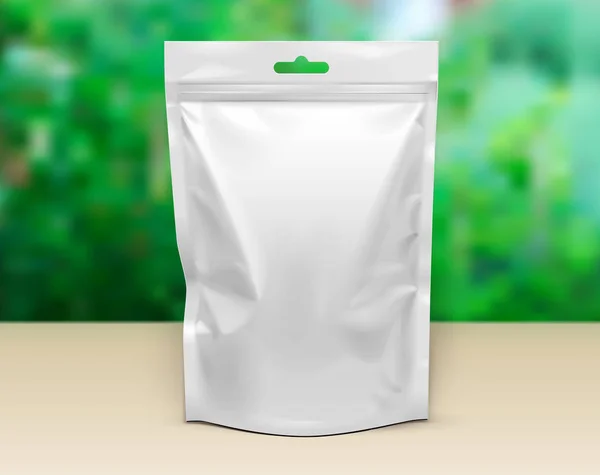 Saco de bolsa de maquillaje Stand Up Bag Food Paquete de bocadillos flexibles. Plantilla Mock Up en blanco en la mesa. Fondo Verde Jardín de Verano. Listo para tu diseño. Embalaje. Vector EPS10 Vector De Stock