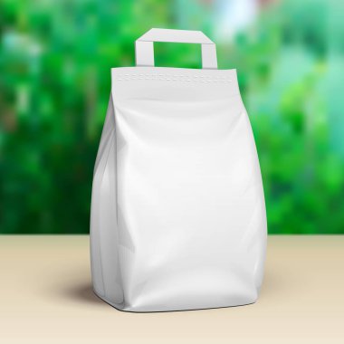 Mockup Stand Up Pouch Snack Poşet Çanta Saplı. Boş Mock Up, Şablon. Yeşil Yaz Bahçesi Arka Plan. Tasarımınız için hazır. Ürün Ambalaj. Vektör