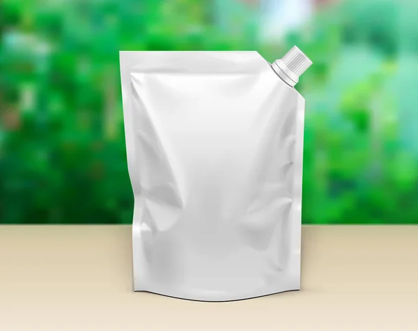 Saqueta de bolsa Mockup Stand Up Bag Food Flexible Snack Pack. Modelo de Mock Up em branco na mesa. Fundo verde do jardim de verão. Pronto para o seu design. Embalagem do produto. Vetor EPS10 — Vetor de Stock
