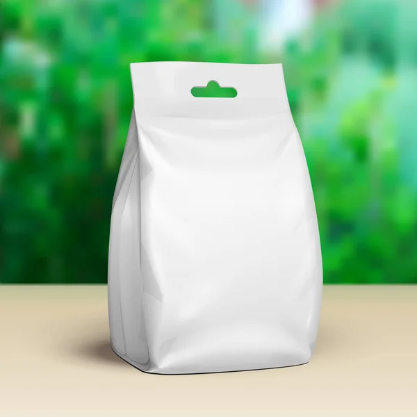 Mockup Blank Stand Up Pouch Snack Sachet Bag. Prepárate, Plantilla. Fondo Verde Jardín de Verano. Listo para tu diseño. Embalaje. Vector EPS10 — Archivo Imágenes Vectoriales