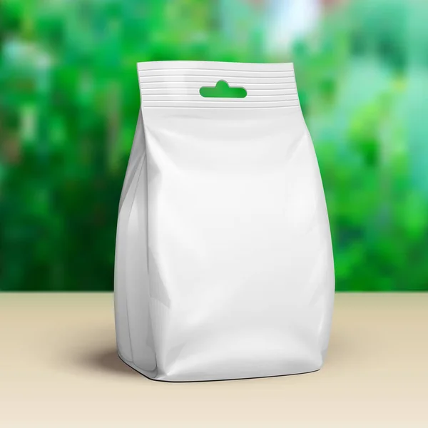 Mockup Blank Stand Up Pouch Snack Sachet Bag. Mock Up, πρότυπο. Πράσινο φόντο καλοκαιρινό κήπο. Έτοιμος για το σχέδιό σου. Συσκευασία προϊόντος. Διάνυσμα EPS10 — Διανυσματικό Αρχείο