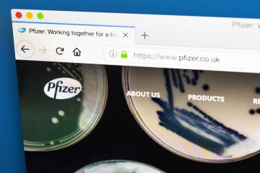Londra, İngiltere - 23 Mayıs 2018: Pfizer - 23 Mayıs 2018 üzerinde Amerikan ilaç şirketi için resmi web sitesi ana sayfası.