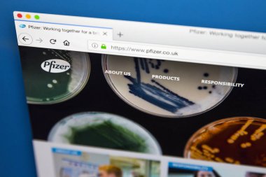 Londra, İngiltere - 23 Mayıs 2018: Pfizer - 23 Mayıs 2018 üzerinde Amerikan ilaç şirketi için resmi web sitesi ana sayfası.