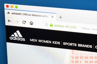 Londra, İngiltere - 23 Mayıs 2018: Adidas - 23 Mayıs 2018 üzerinde Avrupa'nın en büyük spor giyim üreticisi için resmi web sitesi ana sayfası.