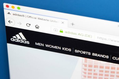 Londra, İngiltere - 23 Mayıs 2018: Adidas - 23 Mayıs 2018 üzerinde Avrupa'nın en büyük spor giyim üreticisi için resmi web sitesi ana sayfası.