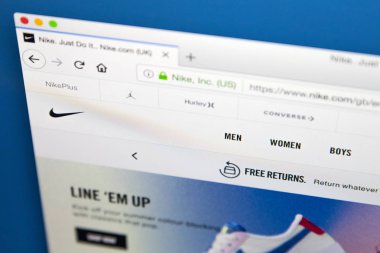Londra, İngiltere - 23 Mayıs 2018: Nike A.ş.-spor ayakkabı ve giyim ve 23 Mayıs 2018 üzerinde dünyanın en büyük tedarikçisi için resmi web sitesi ana sayfası.