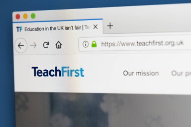 Londra, İngiltere - 23 Mayıs 2018: Öğretmek ilk - 23 Mayıs 2018 İngiltere ve Galler'de, adres eğitim dezavantaj amaçlayan bir hayır kurumu için resmi web sitesi ana sayfası.