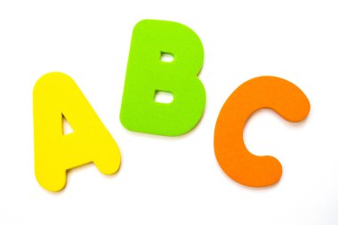 A, b, c düz beyaz arka plan üzerinde harfler.