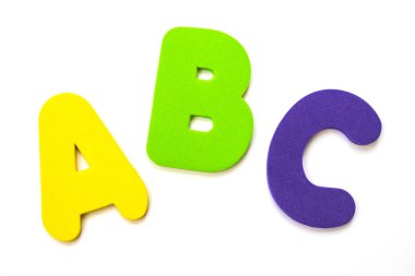 A, b, c düz beyaz arka plan üzerinde harfler.