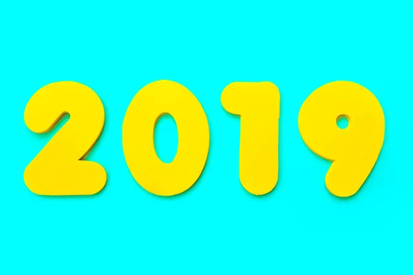 青い背景の上の黄色 2019年見出し — ストック写真
