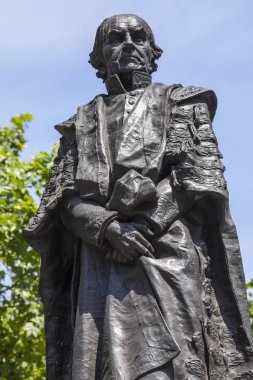 Eski İngiliz Başbakanı William heykeli Gladstone, Strand merkezi Londra, İngiltere'de yer alan. 