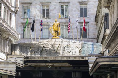 Londra, Birleşik Krallık-6 Haziran 2018: ünlü Savoy Hotel 'in giriş merkezi Londra, Ingiltere, 6 Haziran 2018 Strand üzerinde bulunan.