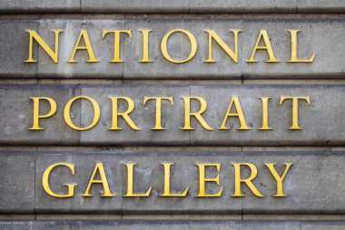 Londra, İngiltere - 6 Haziran 2018: Ulusal Portre Galerisi Londra'da, 6 Haziran 2018 girişinde yanındaki işareti.