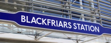 Londra, Ingiltere-6 Haziran 2018: Londra 'da Blackfriars Underground Station için işaret, UK, 6 Haziran 2018.