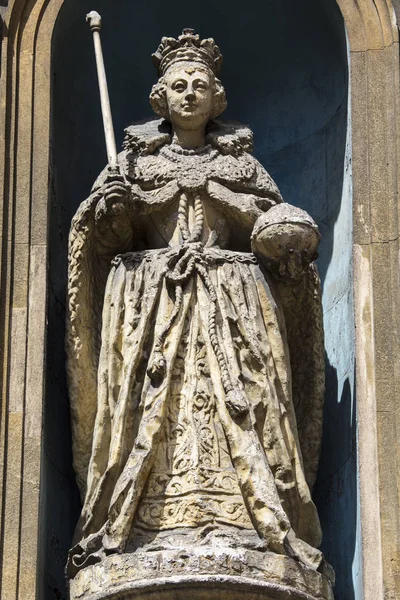 エリザベス女王の像 私はロンドン 英国の都市のフリート ストリートであります それは彼女が彼女の一生の間に彫刻されたの唯一知られている彫像です — ストック写真