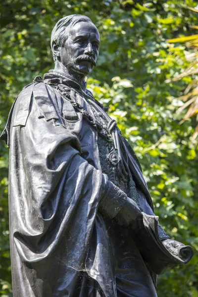 英国伦敦维多利亚堤防花园 前英国殖民行政官亨利巴特尔弗里尔爵士雕像 — 图库照片