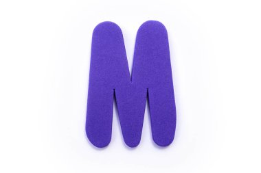 Harf M beyaz bir arka plan üzerinde mor.