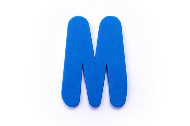 Beyaz bir arka plan üzerinde mavi mektup M.