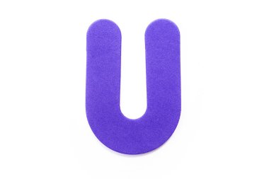 Beyaz bir arka plan üzerinde mor harf U.