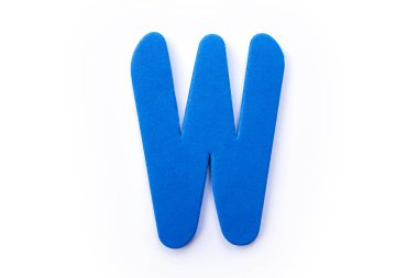 Mavi mektup W beyaz bir arka plan üzerinde.
