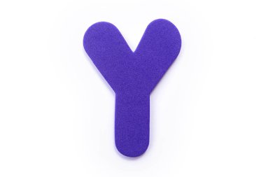 Beyaz bir arka plan üzerinde mor harf Y.