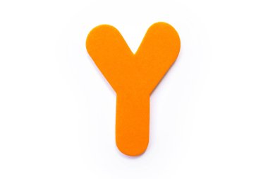 Beyaz bir arka plan üzerinde turuncu harf Y.