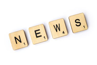Londra, İngiltere - 28 Haziran 2018: Kelime haber ahşap scrabble harf taşlarla, 28 Haziran 2018 üzerinde spelt.