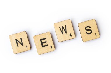 Londra, İngiltere - 28 Haziran 2018: Kelime haber ahşap mektup Scrabble taşlarla, 28 Haziran 2018 üzerinde spelt.