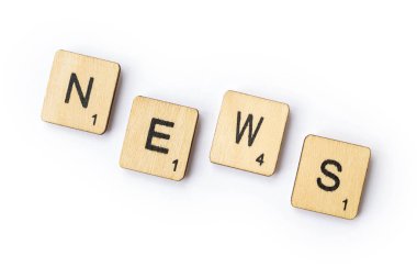 Londra, İngiltere - 28 Haziran 2018: Kelime haber ahşap scrabble harf taşlarla, 28 Haziran 2018 üzerinde spelt.