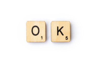 Londra, İngiltere - 28 Haziran 2018: Ahşap Scrabble harf taşlarla, 28 Haziran 2018 Tamam spelt kelime.