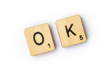 Londra, İngiltere - 28 Haziran 2018: Ahşap Scrabble harf taşlarla, 28 Haziran 2018 Tamam spelt kelime.