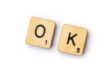 Londra, İngiltere - 28 Haziran 2018: Ahşap Scrabble harf taşlarla, 28 Haziran 2018 Tamam spelt kelime.