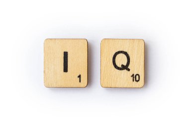Londra, İngiltere - 28 Haziran 2018: Kısaltma IQ - zeka bölümü, ahşap mektup Scrabble taşlarla, 28 Haziran 2018 üzerinde spelt.