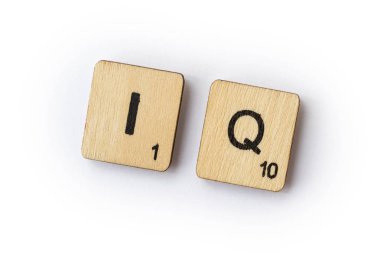 Londra, İngiltere - 28 Haziran 2018: Kısaltma IQ - zeka bölümü, ahşap mektup Scrabble taşlarla, 28 Haziran 2018 üzerinde spelt.