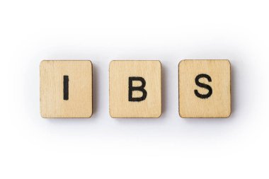 Kısaltma IBS - irritabl barsak sendromu, ahşap mektup taşlarla yazıldığını.