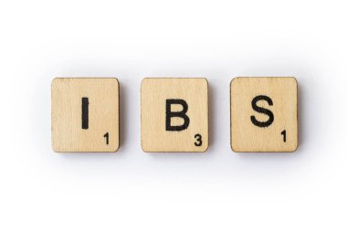 Londra, İngiltere - 28 Haziran 2018: Kısaltma IBS - irritabl barsak sendromu, ahşap mektup Scrabble taşlarla, 28 Haziran 2018 üzerinde spelt.