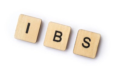 Kısaltma IBS - irritabl barsak sendromu, ahşap mektup taşlarla yazıldığını.