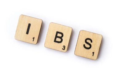 Londra, İngiltere - 28 Haziran 2018: Kısaltma IBS - irritabl barsak sendromu, ahşap mektup Scrabble taşlarla, 28 Haziran 2018 üzerinde spelt.