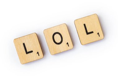 Londra, İngiltere - 28 Haziran 2018: Kısaltma Lol - Out Loud, gülmek ahşap mektup Scrabble taşlarla, 28 Haziran 2018 üzerinde spelt.