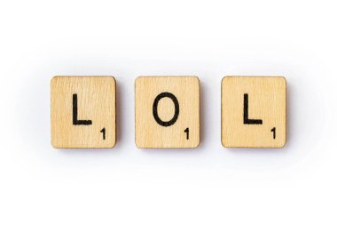 Londra, İngiltere - 28 Haziran 2018: Kısaltma Lol - Out Loud, gülmek ahşap mektup Scrabble taşlarla, 28 Haziran 2018 üzerinde spelt.