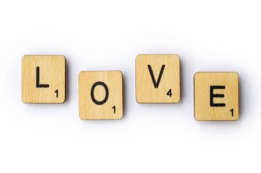 Londra, İngiltere - 28 Haziran 2018: ahşap mektup Scrabble taşlarla, 28 Haziran 2018 üzerinde spelt kelime aşk,.