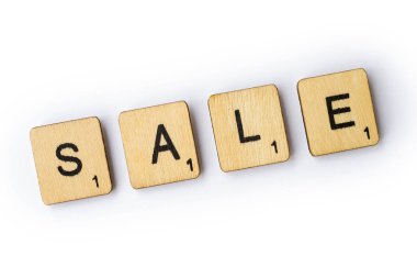 Londra, İngiltere - 28 Haziran 2018: ahşap mektup Scrabble taşlarla, 28 Haziran 2018 üzerinde spelt kelime satışı,.