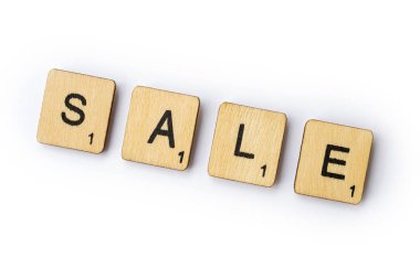 Londra, İngiltere - 28 Haziran 2018: ahşap mektup Scrabble taşlarla, 28 Haziran 2018 üzerinde spelt kelime satışı,.