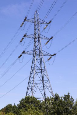 İngiltere'de bir elektrik pilon görünümünü. Bir pilon bir havai enerji hattı desteklemek için kullanılan bir uzun boylu, yapıdır.