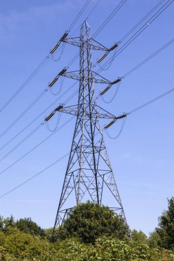 İngiltere'de bir elektrik pilon görünümünü. Bir pilon bir havai enerji hattı desteklemek için kullanılan bir uzun boylu, yapıdır.